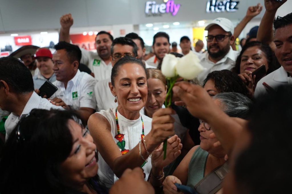 Sheinbaum en aeropuerto de Puerto Vallarta